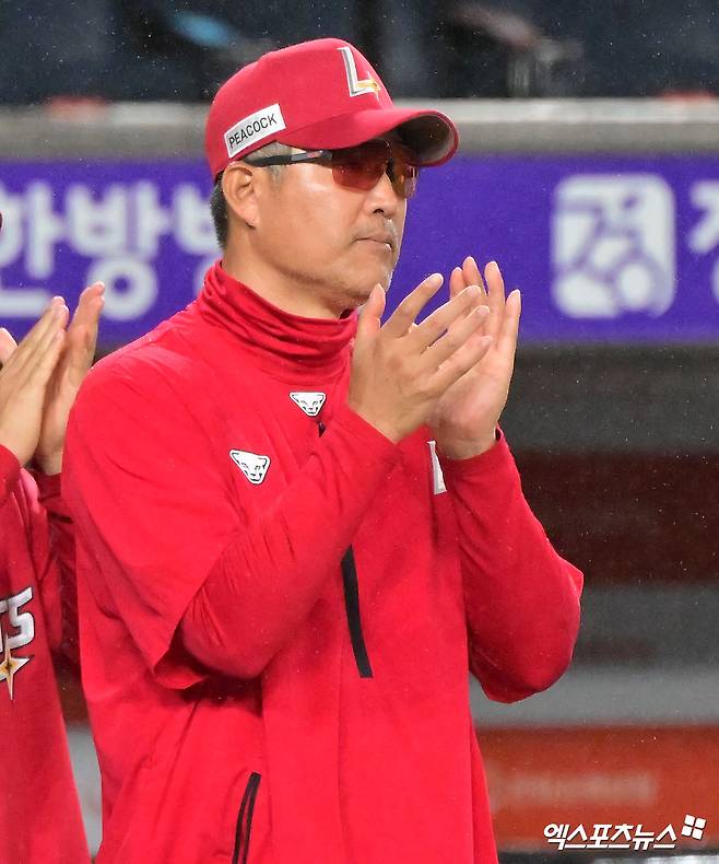 17일 오후 대전 한화생명 볼파크에서 열린 '2025 신한 SOL Bank KBO리그' SSG 랜더스와 한화 이글스의 더블헤더 2차전 경기, SSG가 한화에 5:2로 승리하며 1차전 패배를 설욕했다. 이날 경기에서 승리한 SSG 이숭용 감독이 선수단에게 박수를 보내고 있다. 엑스포츠뉴스 DB