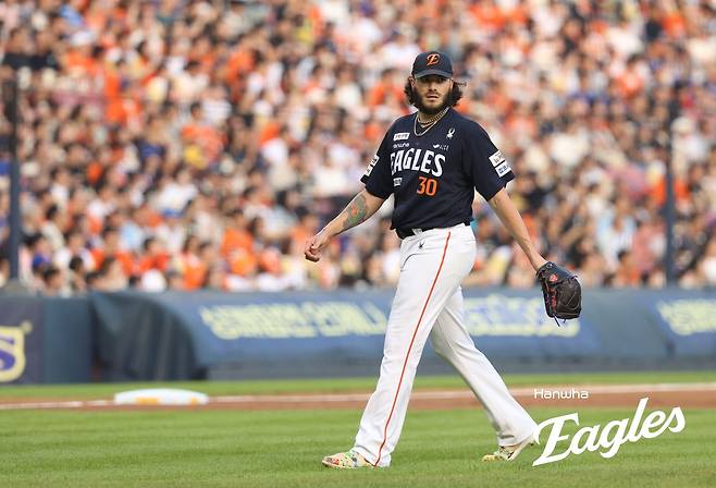 한화 이글스 선발투수 코디 폰세가 24일 잠실 두산 베어스전에 등판해 이닝을 마친 뒤 마운드에서 내려오고 있다. 한화 이글스