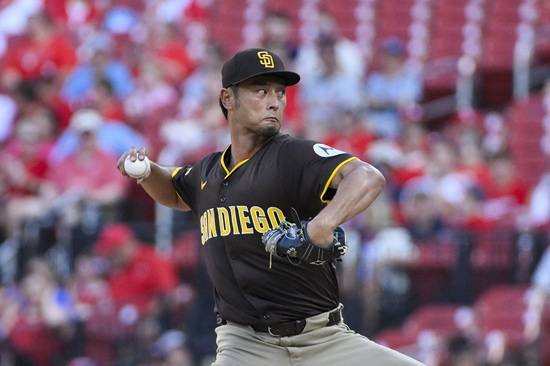 샌디에이고 파드리스 다르빗슈 유가 25일(한국시간) 미국 미주리주 세인트루이스의 부시 스타디움에서 열린 2025 메이저리그 세인트루이스 카디널스와의 원정 경기에 선발 등판해 3⅓이닝 8피안타(2피홈런) 2볼넷 3탈삼진 7실점을 기록, 시즌 첫 승 수확에 실패했다. 연합뉴스