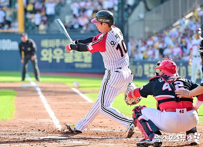 지난  29일 오후 서울 송파구 잠실야구장에서 열린 '2025 신한 SOL Bank KBO리그' KIA 타이거즈와 LG 트윈스의 경기, 2회말 2사 LG 오지환이 헛스윙 삼진을 당하고 있다. 엑스포츠뉴스 DB