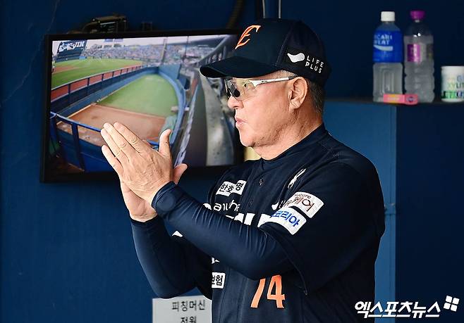 22일 오후 서울 송파구 잠실야구장에서 열린 '2025 신한 SOL Bank KBO리그' 한화 이글스와 두산 베어스의 경기, 한화 김경문 감독이 선수단을 향해 박수를 보내고 있다. 엑스포츠뉴스DB