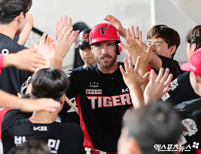 KIA 타이거즈 외국인 타자 패트릭 위즈덤이 25일 부산 사직야구장에서 열린 2025 신한 SOL Bank KBO리그 롯데 자이언츠와의 팀 간 10차전에서 4회초 선제 솔로 홈런을 기록했다. 사진 엑스포츠뉴스 DB