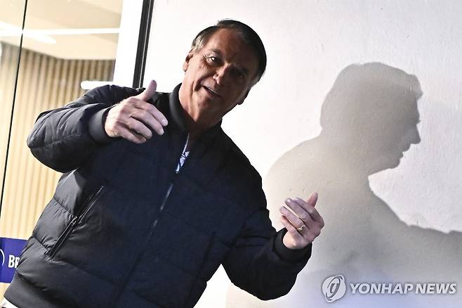 23일(현지시간) 소속 정당(자유당) 당사 찾은 자이르 보우소나루 전 대통령 [브라질리아 EPA=연합뉴스. 재판매 및 DB 금지]