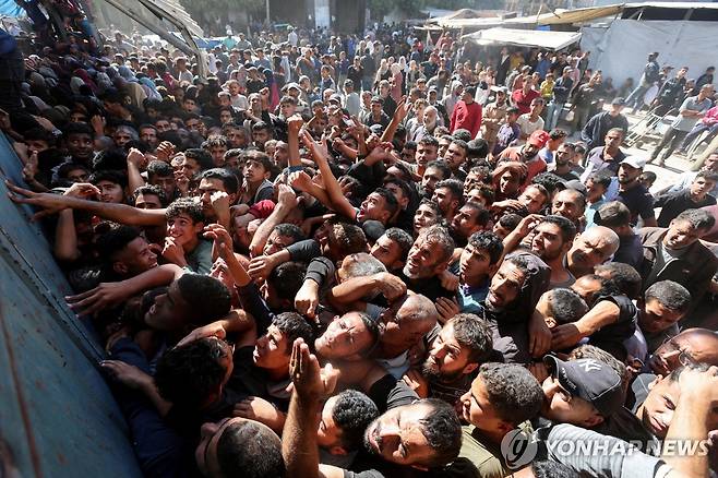 가자지구 (데이르알발라 로이터=연합뉴스) 24일(현지시간) 가자지구 중부 데이르알발라의 한 빵집에 몰려든 팔레스타인 주민. 2024.7.24 photo@yna.co.kr