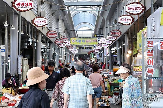 광주 북구 말바우 시장에서 장을 보는 시민들 7월 22일 광주 북구 말바우시장에서 시민들이 장을 보고 있다.[연합뉴스 자료사진]