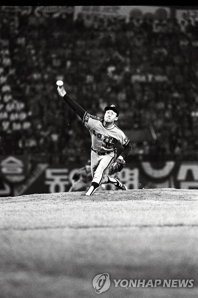 롯데 투수 최동원이 1984년 한국시리즈 7차전에서 역투하고 있다 [연합뉴스 자료사진]