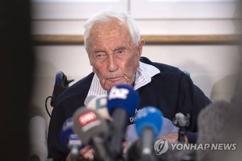 안락사한 호주 104세 과학자…'환희의 송가' 들으며 영면 (EPA=연합뉴스) 2018년 5월 스위스에서 안락사로 별세한 104세 호주 과학자 데이비드 구달의 의사조력자살 발표 기자회견 모습.[재배포 DB 금지]