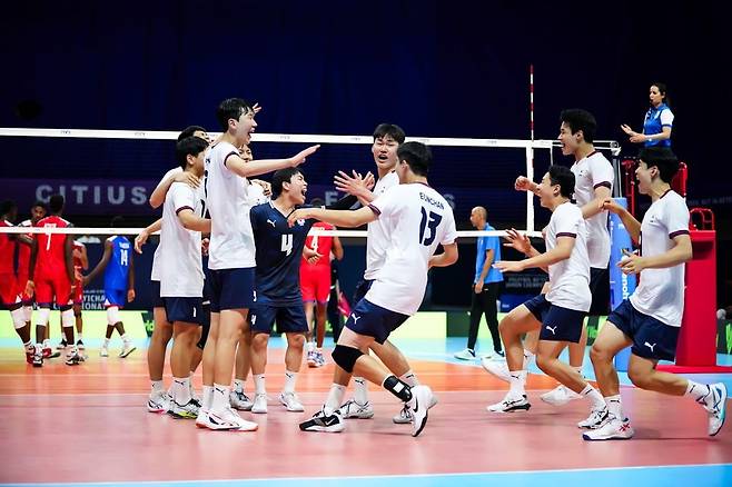 승리 후 기뻐하는 U-19 남자배구 대표팀 선수들 [FIVB 홈피 캡처. 재판매 및 DB 금지]
