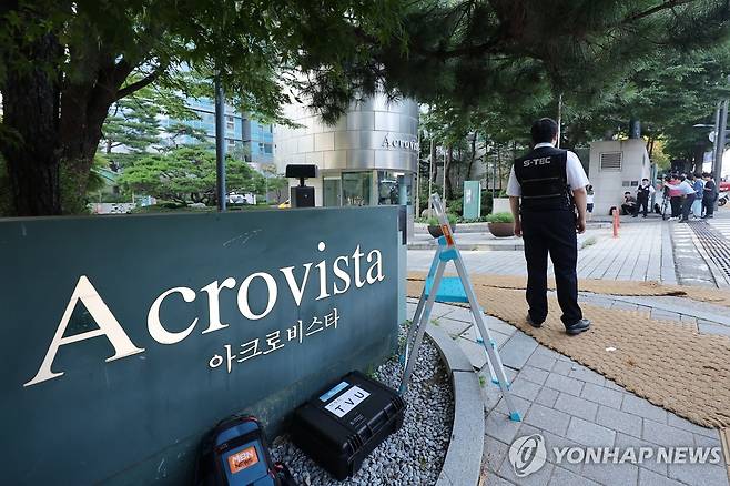 김건희 특검, 서초구 아크로비스타 압수수색 시도 (서울=연합뉴스) 류영석 기자 = 김건희 여사의 의혹들을 수사하는 민중기 특별검사팀이 25일 서울 서초구 아크로비스타 사저 등에 대한 압수수색을 시도 중인 가운데 현장에 취재진이 대기하고 있다. 2025.7.25 ondol@yna.co.kr