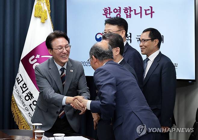 한국교회총연합 방문한 김민석 총리 (서울=연합뉴스) 김인철 기자 = 김민석 국무총리가 25일 서울 종로구 한국기독교회관에서 한국교회총연합 대표 회장인 김종혁 목사와 관계자들을 만나 인사하고 있다. 2025.7.25 yatoya@yna.co.kr