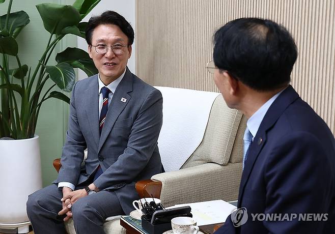 김민석 총리, 한국기독교교회협의회 총무 김종생 목사 예방 (서울=연합뉴스) 김인철 기자 = 김민석 국무총리가 25일 서울 종로구 한국기독교회관에서 한국기독교교회협의회 총무인 김종생 목사를 예방하고 있다. 2025.7.25 yatoya@yna.co.kr