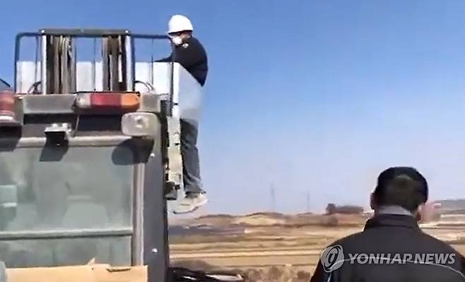 "지게차 화물에 결박하고 조롱"…나주서 이주노동자 인권유린 [광주전남이주노동자네트워크 제공. 재판매 및 DB 금지]