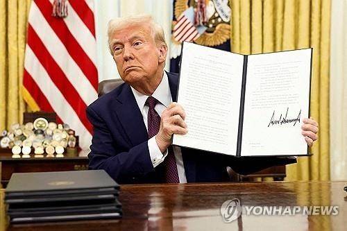 집권 2기 취임 직후 서명한 AI 행정명령 보여주는 트럼프 미 대통령 [로이터 연합뉴스 자료사진. 재판매 및 DB 금지]