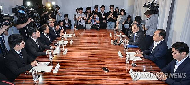 전공의 복귀 방안은? (서울=연합뉴스) 이진욱 기자 = 25일 서울 중구 플라자호텔에서 이형훈 보건복지부 제2차관(오른쪽 세번째)과 김동건 대전협 비대위원(왼쪽부터), 한성존 대한전공의협의회(대전협) 비대위원장, 김원섭 대한수련병원협의회장, 유희철 수련환경평가위원회 위원장이 등이 참석한 가운데 수련협의체 첫 회의가 열리고 있다. 2025.7.25 [공동취재] cityboy@yna.co.kr