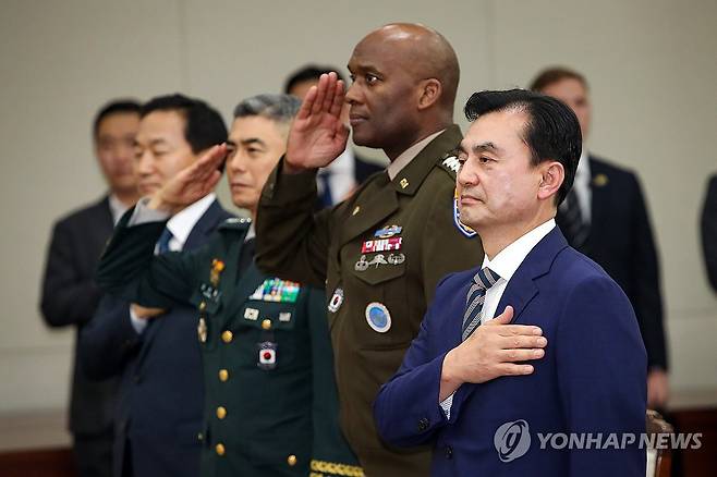 국기에 경례하는 안규백 신임 국방부 장관 (서울=연합뉴스) 안규백 신임 국방부 장관이 25일 서울 용산구 국방부에서 열린 취임식에서 국기에 경례하고 있다. 2025.7.25 [국방부 제공. 재판매 및 DB 금지] photo@yna.co.kr