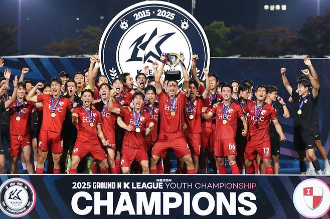 우승 트로피 들어 올리는 부산 아이파크 U-18 팀 [한국프로축구연맹 제공. 재판매 및 DB 금지]