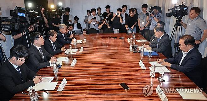 전공의 복귀 방안은? (서울=연합뉴스) 이진욱 기자 = 25일 서울 중구 플라자호텔에서 이형훈 보건복지부 제2차관(오른쪽 두번째)과 김동건 대전협 비대위원(왼쪽부터), 한성존 대한전공의협의회(대전협) 비대위원장, 김원섭 대한수련병원협의회장, 수련환경평가위원회 유희철 위원장이 등이 참석한 가운데 수련협의체 첫 회의가 열리고 있다. 2025.7.25 [공동취재] cityboy@yna.co.kr