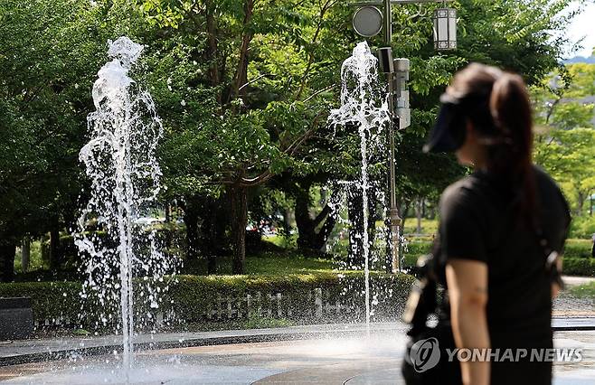 찌는 듯한 날씨 (전주=연합뉴스) 정경재 기자 = 폭염 특보가 내려진 25일 전북 전주시 마전숲공원에서 분수가 작동하고 있다. 2025.7.25 jaya@yna.co.kr