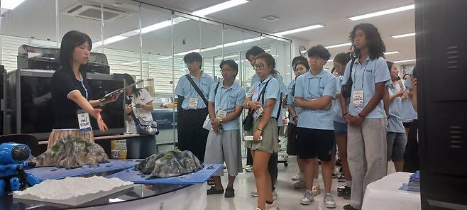 독도 모형 제작한 대형 3D프린터 설명 듣는 차세대동포들 (부산=연합뉴스) 박현수 기자 = 25일 오전 부산대학교를 방문한 청년 재외동포들이 독도 모형을 제작한 대형 3D프린터에 대한 설명을 듣고 있다. 2025. 07. 25. phyeonsoo@yna.co.kr