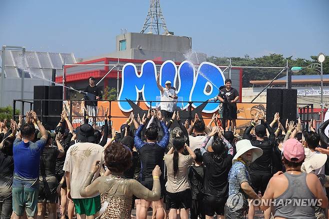 폭염도 잊은 보령머드축제 (보령=연합뉴스) 이주형 기자 = 보령머드축제 첫날인 25일 오후 대천해수욕장 머드축제장의 기온이 34도를 넘기며 무더운 가운데서도 관광객들로 붐비고 있다. 2025.7.25 coolee@yna.co.kr