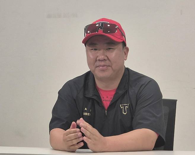인터뷰하는 KIA 이범호 감독 (서울=연합뉴스) 김경윤 기자 = KIA 타이거즈 이범호 감독이 25일 부산 사직구장에서 열리는 2025 프로야구 롯데 자이언츠와 방문 경기를 앞두고 인터뷰하고 있다. 2025. 7.25. cycle@yna.co.kr