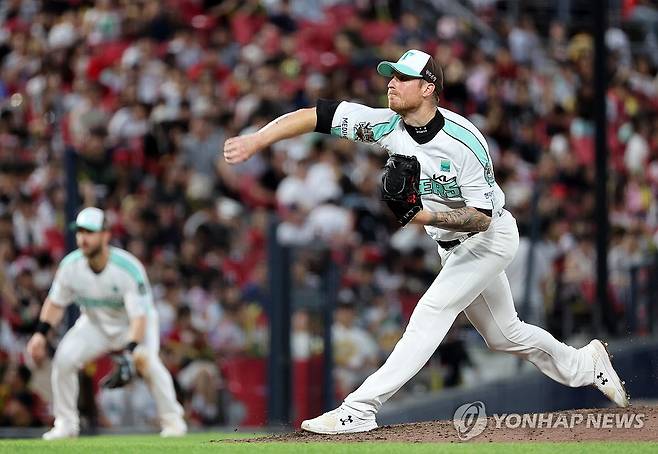 역투하는 올러 (광주=연합뉴스) 조남수 기자 = 19일 광주기아챔피언스필드에서 열린 프로야구 kt wiz와 KIA 타이거즈의 경기. KIA 선발투수 올러가 5회에 투구하고 있다. 2025.6.19 iso64@yna.co.kr