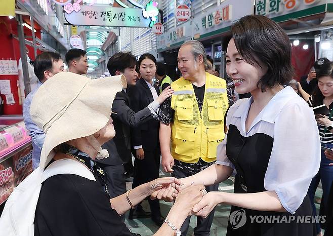 김혜경 여사, 전통시장에서 시민과 인사 (인천=연합뉴스) 홍해인 기자 = 김혜경 여사가 25일 인천 계양산전통시장을 방문해 한 시민과 인사하고 있다. 2025.7.25 [대통령실통신사진기자단] hihong@yna.co.kr