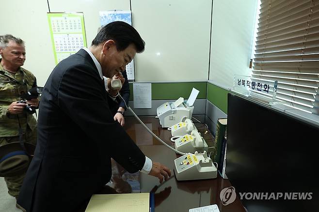 취임식 앞두고 판문점 찾은 정동영 통일부 장관 (서울=연합뉴스) 정동영 신임 통일부 장관이 25일 취임식을 앞두고 판문점을 찾아 남북 연락 채널을 점검하고 있다. 2025.7.25 [통일부 제공. 재판매 및 DB 금지] photo@yna.co.kr