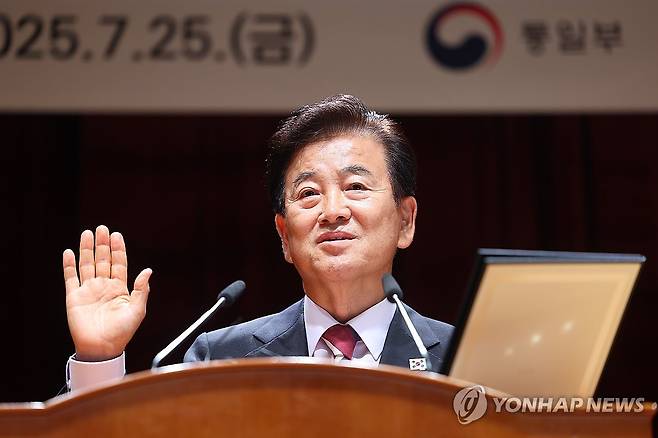 취임 선서하는 정동영 통일부 장관 (서울=연합뉴스) 김도훈 기자 = 정동영 신임 통일부 장관이 25일 서울 종로구 정부서울청사 별관에서 열린 취임식에서 취임 선서를 하고 있다. 2025.7.25 superdoo82@yna.co.kr