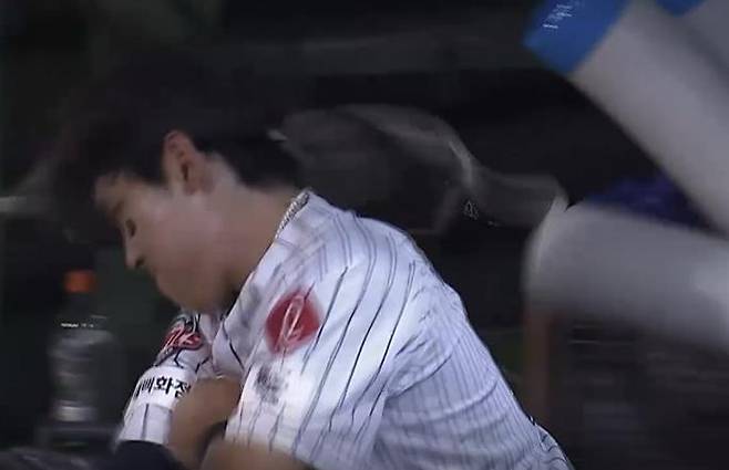 에어컨 박살 내는 롯데 황성빈 롯데 자이언츠 황성빈이 25일 부산 사직구장에서 열린 2025 프로야구 KIA 타이거즈와 홈 경기 5-3으로 앞선 7회초에 수비 실수를 한 뒤 교체되자 더그아웃에 있는 대형 에어컨을 박살내고 있다. [티빙 중계화면 캡처. 재배포 및 DB 금지]