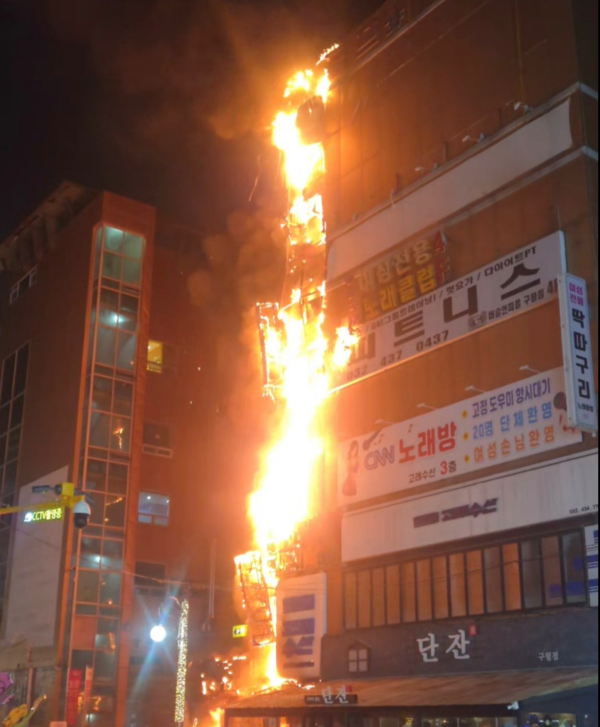 25일 오후 11시6분께 인천시 남동구 구월동(구월동 1457번지) 지상 6층짜리 상가건물에서 불이 났다. /독자 제공