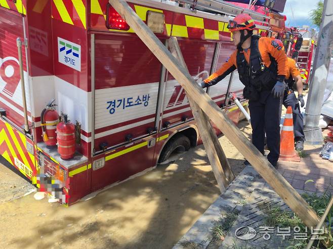 26일 오전 수원시 영통구 원천동의 한 도로에서 상수도관 파열로 인한 지반 침하가 일어나 펌프차 뒷바퀴가 빠져 있다. 사진=노경민기자