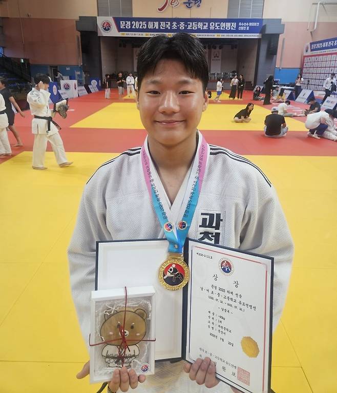 25일 경북 문경실내체육관서 열린 문경 2025 하계전국초중고등학교 유도연맹전 남중부 90㎏급 결승서 우승한 문준서(과청중)가 기념사진을 찍고 있다. 사진=과천중학교