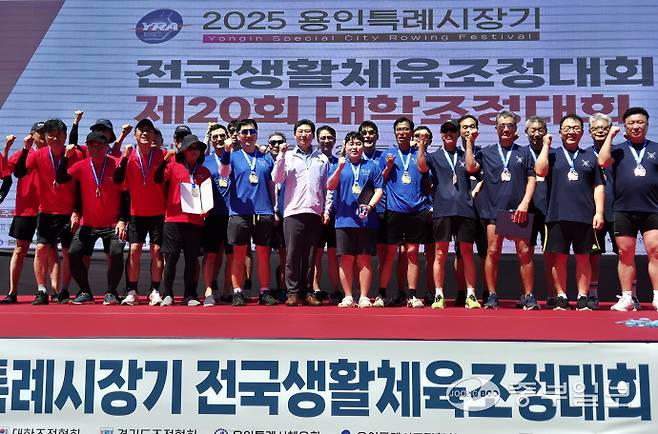 26일 오전 용인조정경기장에서 진행된 2025 용인시장기 전국생활체육 조정대회 겸 제20회 대학조정대회 개회식에서 남대부 OB 에이트 경기의 입상자들이 기념사진을 찍고 있다. 이건우기자