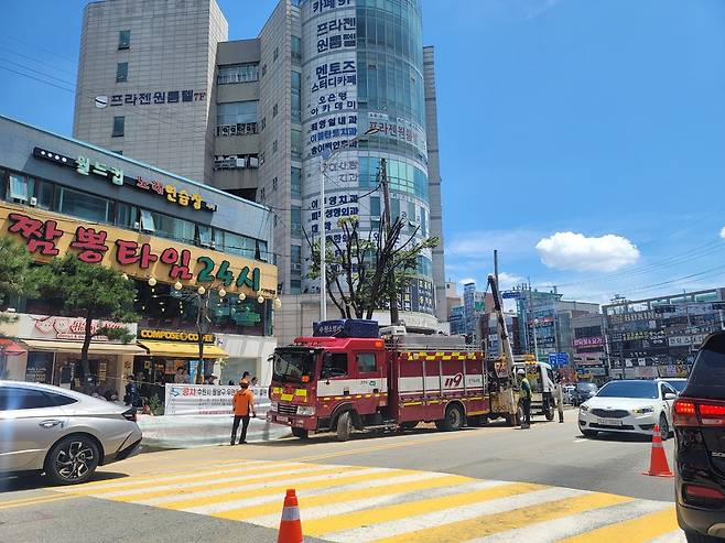 지반침하로 소방 펌프차가 바퀴가 빠져 견인 조치가 이뤄지고 있다.