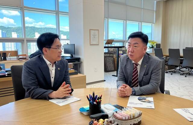 ▲ 이범석 충북 청주시장(오른쪽)이 지난 25일 김민재 행정안전부 차관(왼쪽)에게 시 현안사업에 대한 국비 지원을 요청하고 있다. /청주시 제공