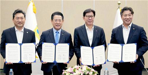 전남도는 지난 25일 부산 벡스코(BEXCO)에서 부산시, 한국해양대, 목포해양대와 함께 글로컬대학 비전 및 혁신전략 보고회를 열어 글로컬대학30 공동 추진 협약을 했다. 전남도 제공