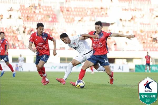 26일 오후 김천종합운동장에서 열린 김천 상무와 제주SK의 K리그1 24라운드 경기에서 양팀 선수들이 경합하고 있다 (사진=한국프로축구연맹)