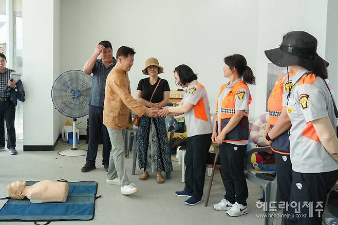 월정해수욕장 현장 근무자들을 격려하고 있는 오영훈 제주도지사.