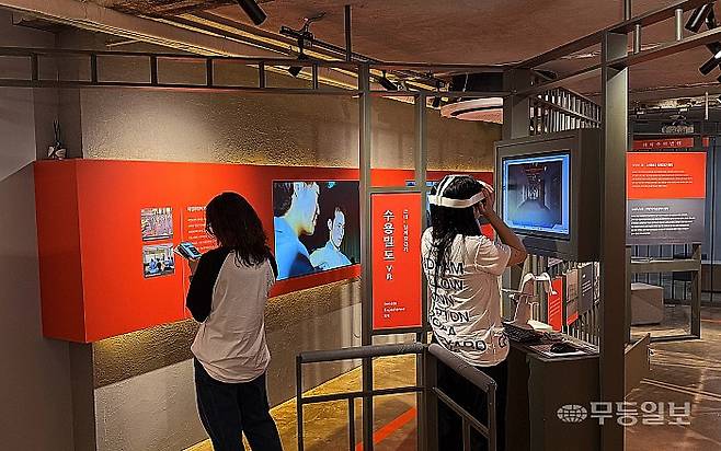 26일 장흥군 장흥읍 원도리 옛 장흥교도소 빠삐용zip. 시민들이 가상현실(VR) 체험 등을 하고 있다.