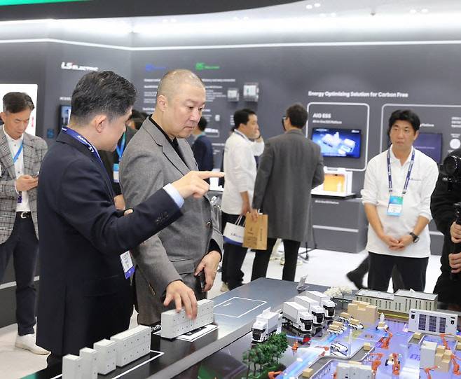 인터배터리 2024를 찾은 구자은 회장.(사진=LS그룹.)