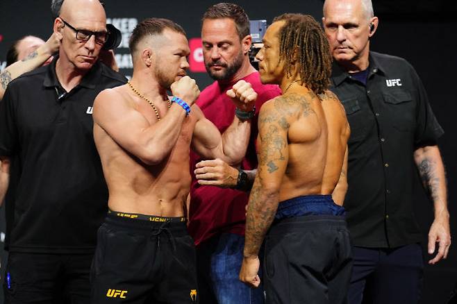 페트르 얀(왼쪽)과 마커스 맥기가 공식계체를 마친 뒤 신경전을 벌이고 있다. 사진=UFC