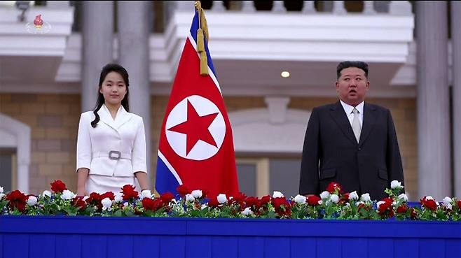 지난 6월 딸 주애와 원산갈마해안관광지구 준공식 참석한 김정은. (사진=연합뉴스/조선중앙통신)