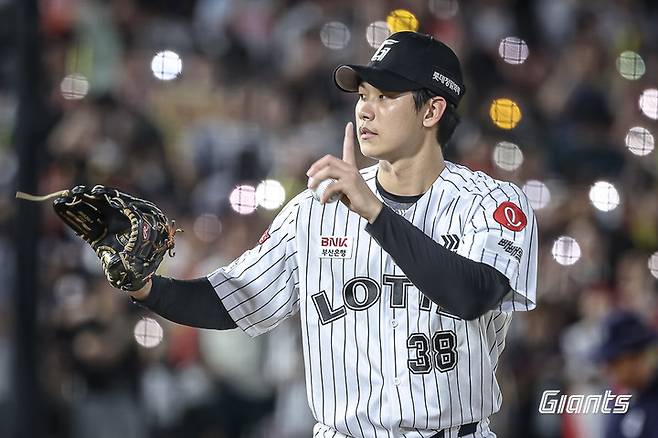 구원 투수로 등판해 1.2이닝을 무자책으로 막아낸 홍민기