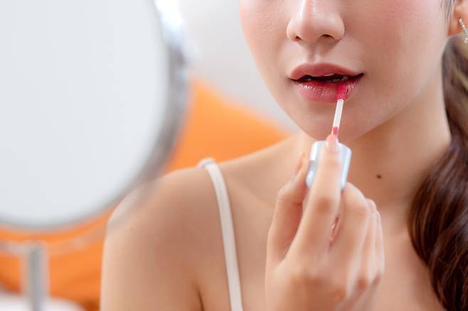 립스틱과 마스카라, 블러셔 등 일상적으로 사용하는 화장품이 성인 여성의 천식 위험을 높일 수 있다는 연구 결과가 나왔다. [사진=게티이미지뱅크]