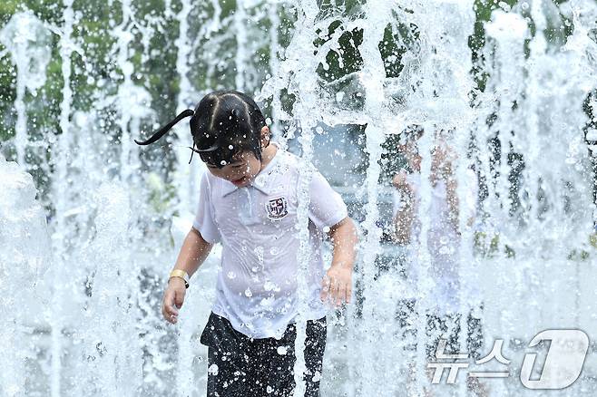 전국 대부분 지역에 폭염 경보가 발효된 25일 서울 광화문광장 바닥분수에서 어린이들이 물놀이를 하며 더위를 식히고 있다. 2025.7.25/뉴스1 ⓒ News1 신웅수 기자