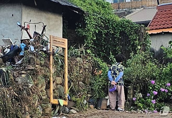 22일 경남 산청군 율현마을 산사태 실종자의 아내 전인호 씨(74)가 자신의 집과 주변을 살펴보며 실종된 남편을 찾고 있다. 2025.7.22/뉴스1 ⓒ News1 한송학 기자