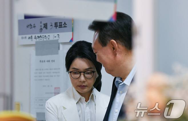 윤석열 전 대통령과 김건희 여사가 지난 6월 3일 서울 서초구 원명초등학교에 마련된 서초구 제3투표소에서 투표를 하기 위해 줄을 서 있다. (공동취재) 2025.6.3/뉴스1 ⓒ News1 김명섭 기자