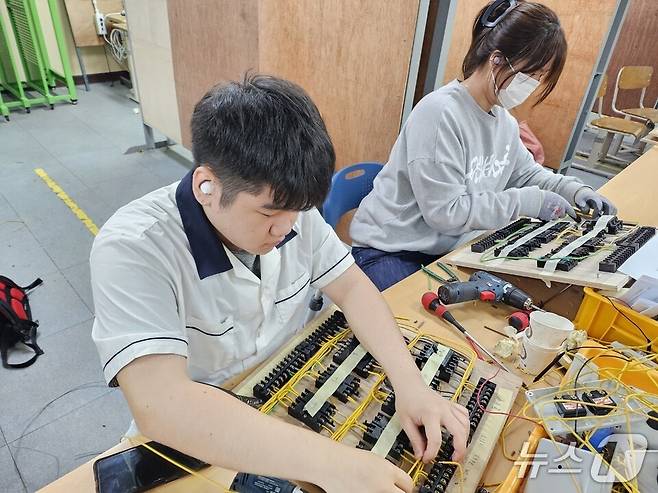 국가기술자격 필기시험 면제자 검정시험에서 응시생이 실기시험을 치르고 있다. (전남도교육청 제공, 재판매 및 DB 금지)/뉴스1