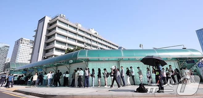 미국 도널드 트럼프 행정부가 관광비자를 비롯한 비(非)이민비자 신청자를 상대로 돈을 더 내면 비자 인터뷰 순서를 앞당길 수 있는 급행료를 검토하고 있다고 로이터통신이 4일(현지시간) 보도했다. 보도에 따르면 트럼프 행정부는 1천 달러(약 136만 원)를 내면 비자 인터뷰를 더 빨리 잡아주는 프리미엄 서비스를 고려하고 있다. 5일 오전 서울 종로구 주한미국대사관 앞에 미국 비자를 발급 받으려는 시민들이 줄 지어 서 있다. 2025.6.5/뉴스1 ⓒ News1 김성진 기자